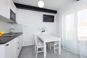 Kuchyňa alebo kuchynka v ubytovaní Brand new apartments Viktorija just 250m from the beach!