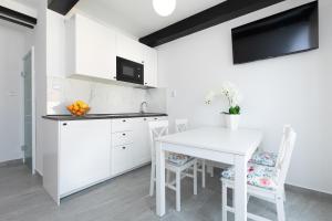 Kuchyňa alebo kuchynka v ubytovaní Brand new apartments Viktorija just 250m from the beach!