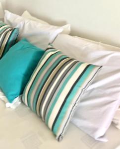 un montón de almohadas encima de una cama en Alma Tropical Resort, en Vera Cruz de Itaparica
