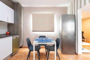 a kitchen with a table and chairs and a refrigerator at Sunnyland Teresitas 2 in San Andrés