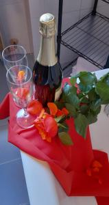uma mesa vermelha com um vaso e flores sobre ela em Locanda San Martino em Massac