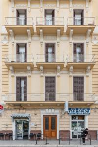een gebouw met balkons aan de zijkant bij LT ATENEO in Bari