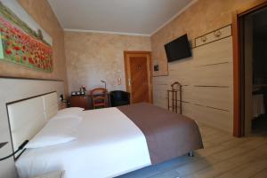 A bed or beds in a room at Hotel Lenotel