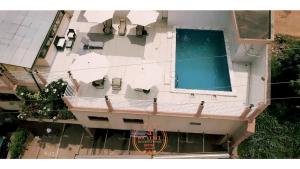 eine Draufsicht auf ein Gebäude mit einem Swimmingpool in der Unterkunft Hôtel Jouvence International in Jaunde