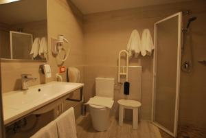 A bathroom at Hotel Lenotel Még 33 kép