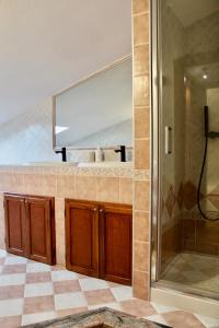 bagno con doccia, lavandino e specchio di B-Guest House a Oristano