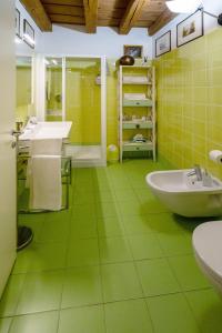 A bathroom at Mazzini Suite