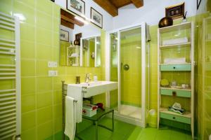 A bathroom at Mazzini Suite Még 30 kép