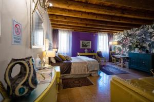 een slaapkamer met een bed en een bank in een kamer bij Mazzini Suite in Verona