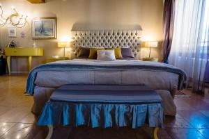 A bed or beds in a room at Mazzini Suite