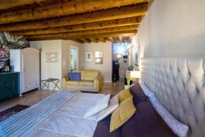 A bed or beds in a room at Mazzini Suite