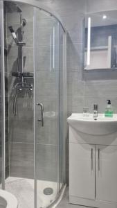 y baño con ducha y lavamanos. en Modern One-bedroom flat in Maidstone, en Maidstone