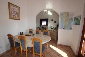 una sala da pranzo con tavolo e sedie di Villa Nel Rosa a Poreč (Parenzo)