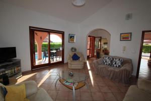 un soggiorno con divani e un tavolo di vetro di Villa Nel Rosa a Poreč (Parenzo)