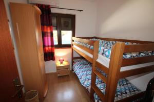 una piccola camera con 2 letti a castello e una lampada di Villa Nel Rosa a Poreč (Parenzo) Altre 19 foto