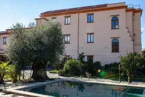 un bâtiment et une piscine en face d'un bâtiment dans l'établissement Villa Emanuel, à Sant'Agnello