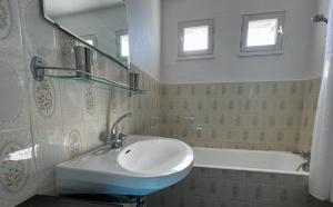 W łazience znajduje się umywalka i wanna. w obiekcie L'Ostrea - Maison familliale accès mer w mieście Le Tour-du-Parc +22 zdjęcia