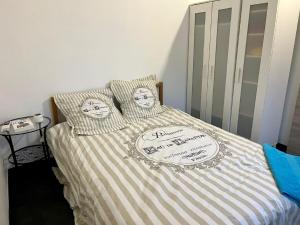 1 dormitorio con 1 cama con 2 almohadas en Holiday Home in Pouzols-Minervois with Private Outdoor Pool, en Pouzols-Minervois