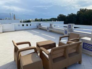 a group of chairs sitting on top of a roof at Marsa Central Splendid Appart 2 in La Marsa