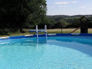 uma piscina com dois escorregas em Serene cottage in Saint-Maurice-près-Pionsat with pool em Saint-Maurice-près-Pionsat