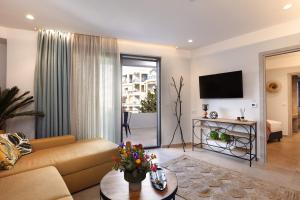 A television and/or entertainment centre at Lines Concept Accommodation