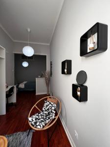 een woonkamer met een stoel en een slaapkamer bij H.ö.H in Porto