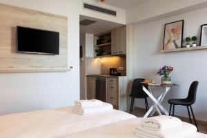 A television and/or entertainment centre at Lines Concept Accommodation