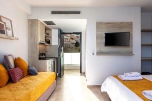 A television and/or entertainment centre at Lines Concept Accommodation