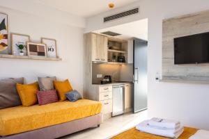 A kitchen or kitchenette at Lines Concept Accommodation