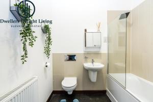 a bathroom with a toilet and a sink and a shower at Dagenham - Dwellers Delight Living Ltd Services Accommodation - Greater London , 2 Bed Apartment with free WiFi & secure parking in Dagenham +15 photos