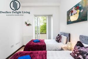 1 dormitorio con 2 camas y ventana en Dagenham - Dwellers Delight Living Ltd Services Accommodation - Greater London , 2 Bed Apartment with free WiFi & secure parking, en Dagenham