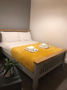 um quarto com uma cama com duas toalhas em Bethany House em Troed-y-rhiw