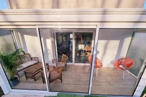 a screened in porch with chairs and a table at Maison Chaleureuse in Villepinte