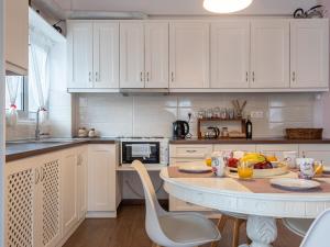 Kuchyň nebo kuchyňský kout v ubytování Central & Bright 2BD Apt in Corfu Town near Port