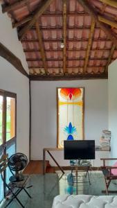 a living room with a table and a stained glass window at Casa da JUJU - Praia da Lagoinha - Ubatuba in Ubatuba