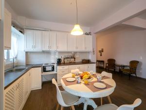 Kuchyň nebo kuchyňský kout v ubytování Central & Bright 2BD Apt in Corfu Town near Port