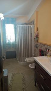 Un baño con ducha, inodoro y lavabo. en Samir, en Custonaci 29 fotos más
