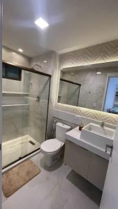 een badkamer met een toilet, een douche en een wastafel bij Flat Porto Blue 104 Centro Porto de Galinhas in Porto De Galinhas