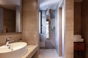 A bathroom at Lines Concept Accommodation