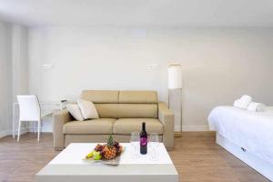 A bed or beds in a room at Sunny Island Lago Martianez 1 Még 15 kép