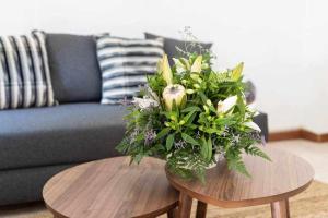 a vase of flowers on a table in a living room at Sunnyland Casita San Andrés in San Andrés