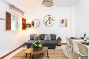 a living room with a couch and a table at Sunnyland Casita San Andrés in San Andrés
