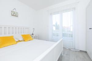 Posteľ alebo postele v izbe v ubytovaní Brand new apartments Viktorija just 250m from the beach!