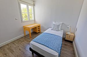 Ein Bett oder Betten in einem Zimmer der Unterkunft L'Eden Blue à Saint Gilles les Bains, magnifique vue mer