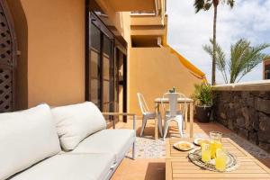 Balkon lub taras w obiekcie Sunnyland Apartment Costa Silencio parking