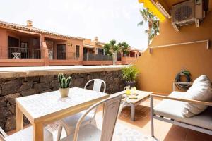 Balkon lub taras w obiekcie Sunnyland Apartment Costa Silencio parking