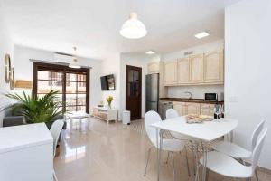 Kuchnia lub aneks kuchenny w obiekcie Sunnyland Apartment Costa Silencio parking