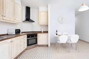 Kuchnia lub aneks kuchenny w obiekcie Sunnyland Apartment Costa Silencio parking
