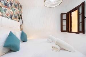 Łóżko lub łóżka w pokoju w obiekcie Sunnyland Apartment Costa Silencio parking