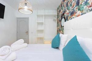 Łóżko lub łóżka w pokoju w obiekcie Sunnyland Apartment Costa Silencio parking